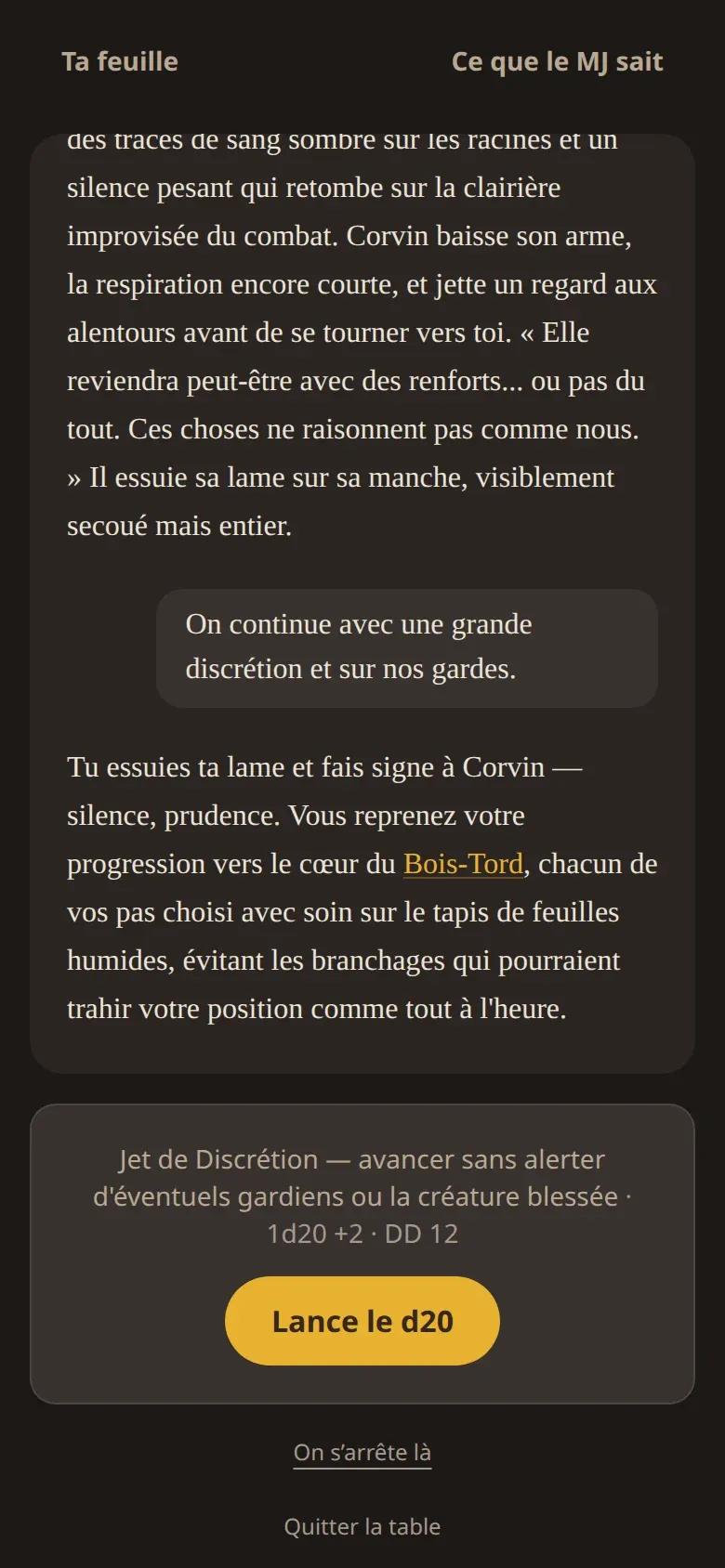 La même partie sur un téléphone : le récit, la réponse du joueur, et un jet de Discrétion annoncé avec son dé, son modificateur et sa difficulté.